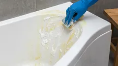 Ako odstrániť žlté škvrny z vane bez použitia agresívnych chemikálií? Pomôže vám táto domáca pasta z dvoch zložiek.