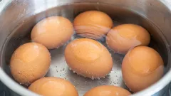 Mali by sa varené vajcia chladit v studenej vode a čo tým získate?